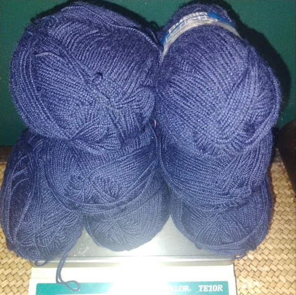 Bucilla Perlette Twist Yarn - 7 skeins in Violet Blue - Picture 4 of 10